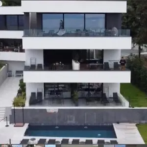 V With Heated Pool Hotel apartamentowy Rijeka